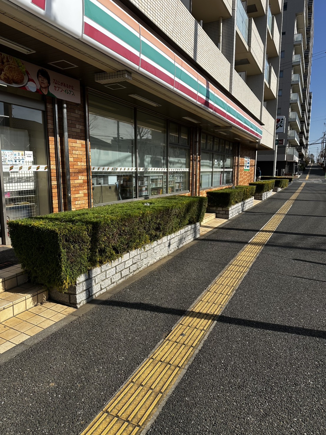 店舗前の生垣剪定の別角度の施工写真