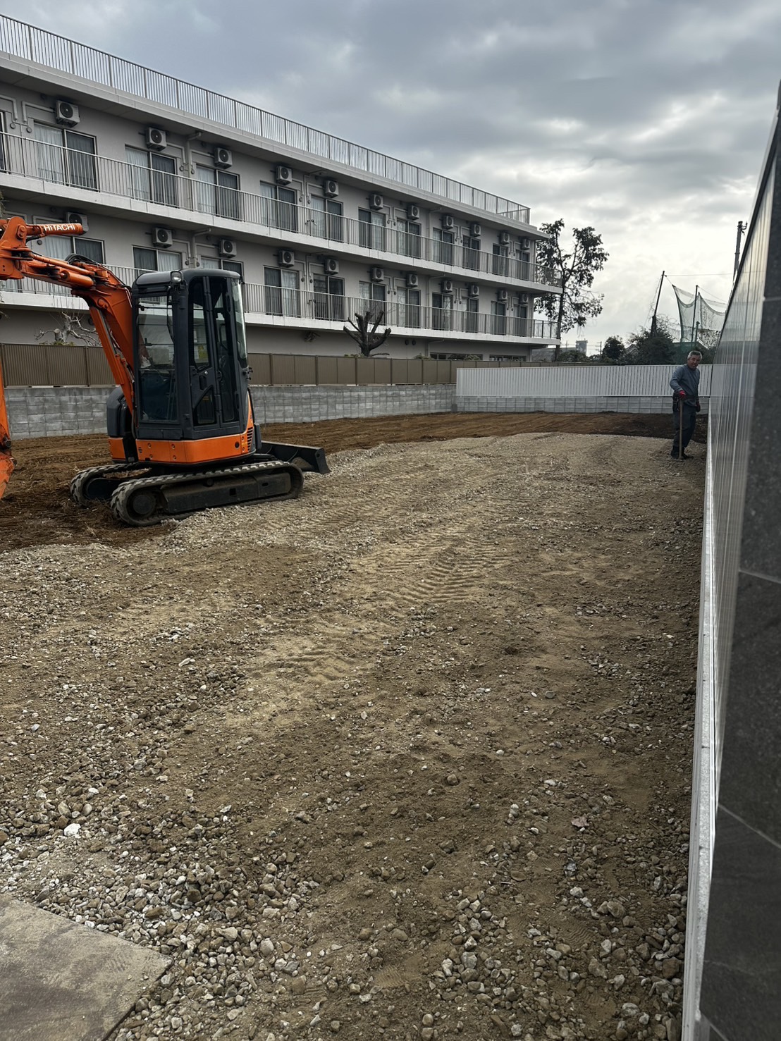 整地と砕石敷きの別角度の施工写真