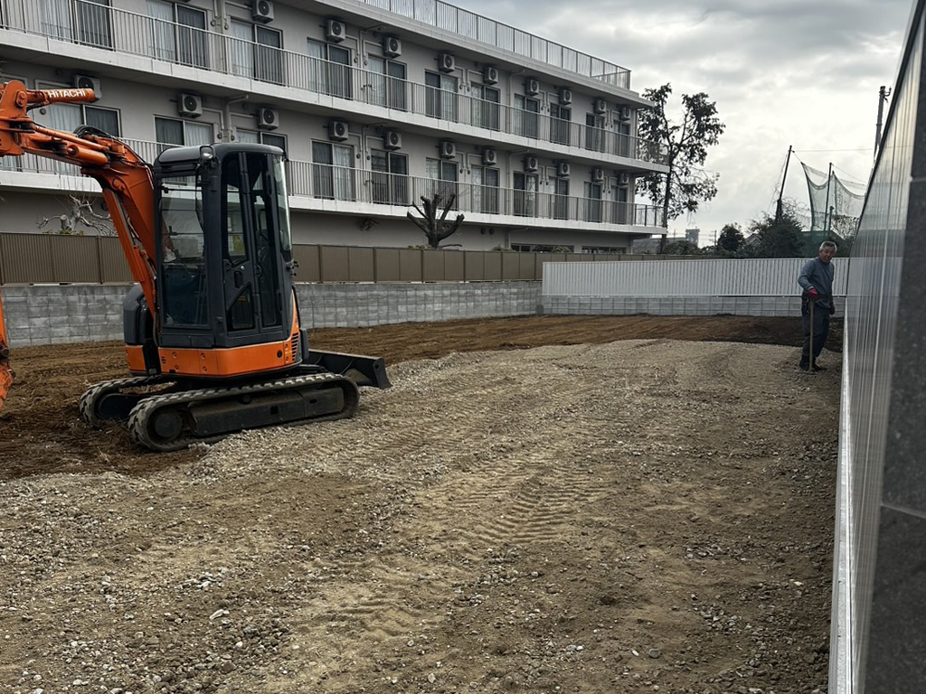 重機を使った整地と砂利敷きの施工風景