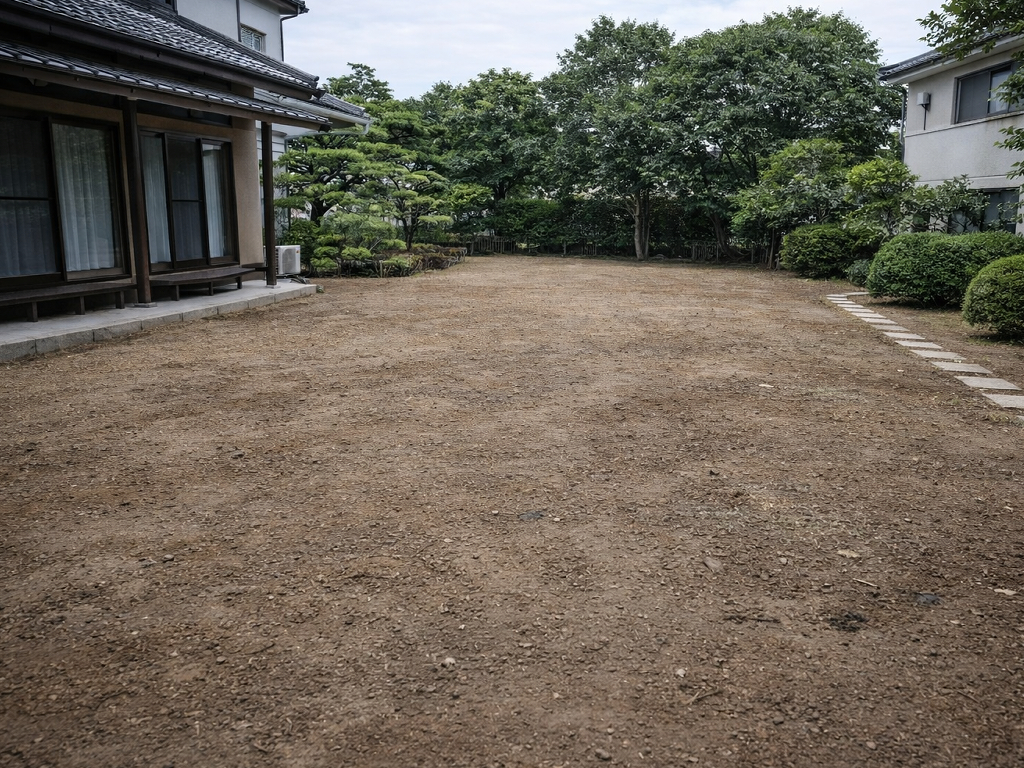 除草後にきれいに整えた広い庭の様子